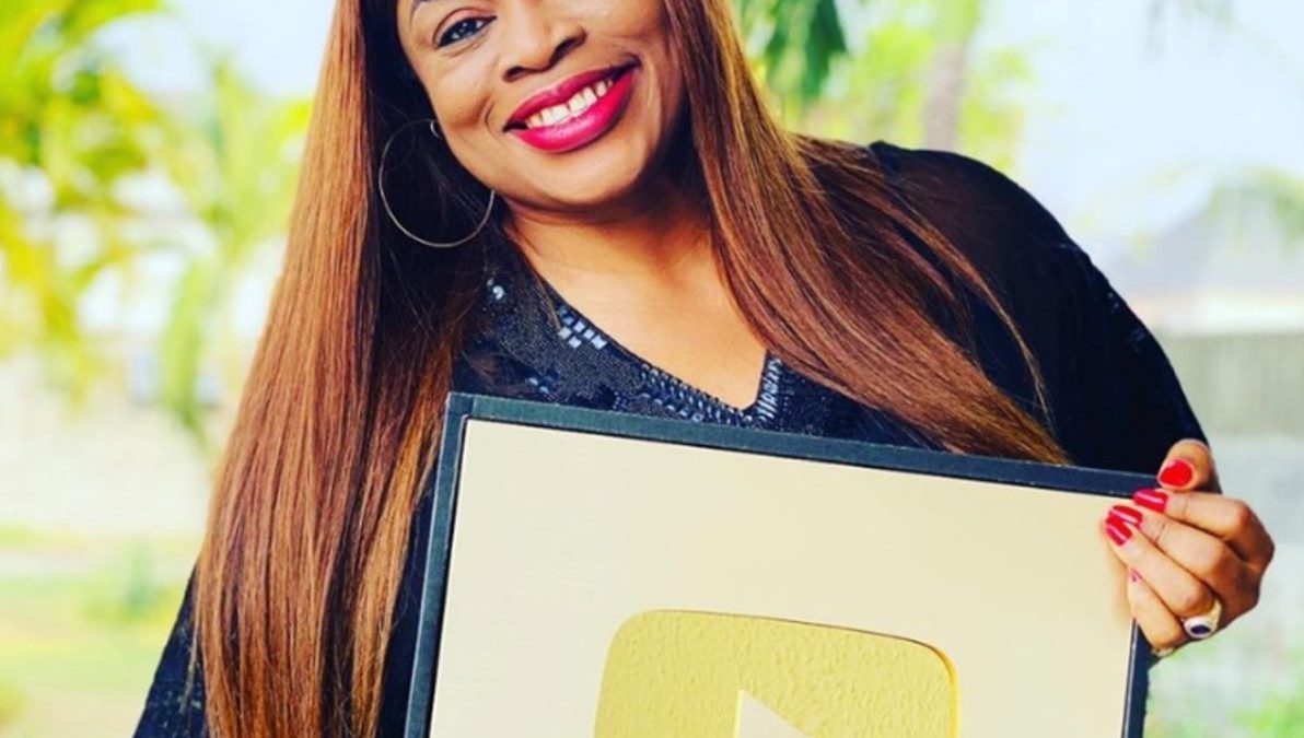 Sinach Receives A Gold Plaque From YouTube